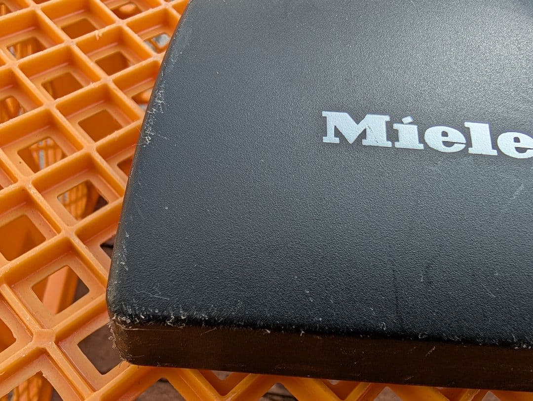 【歳末特価】Miele　ミーレ　掃除機　レッド　S4582