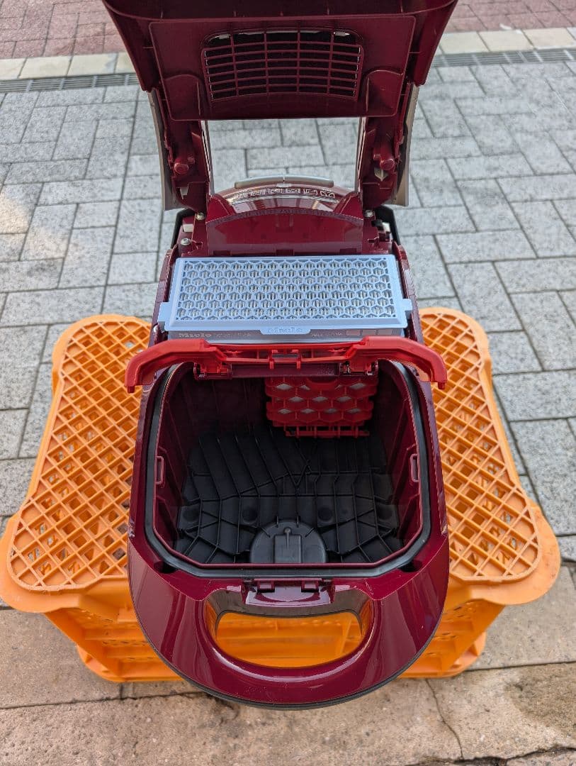 【歳末特価】Miele　ミーレ　掃除機　レッド　S4582