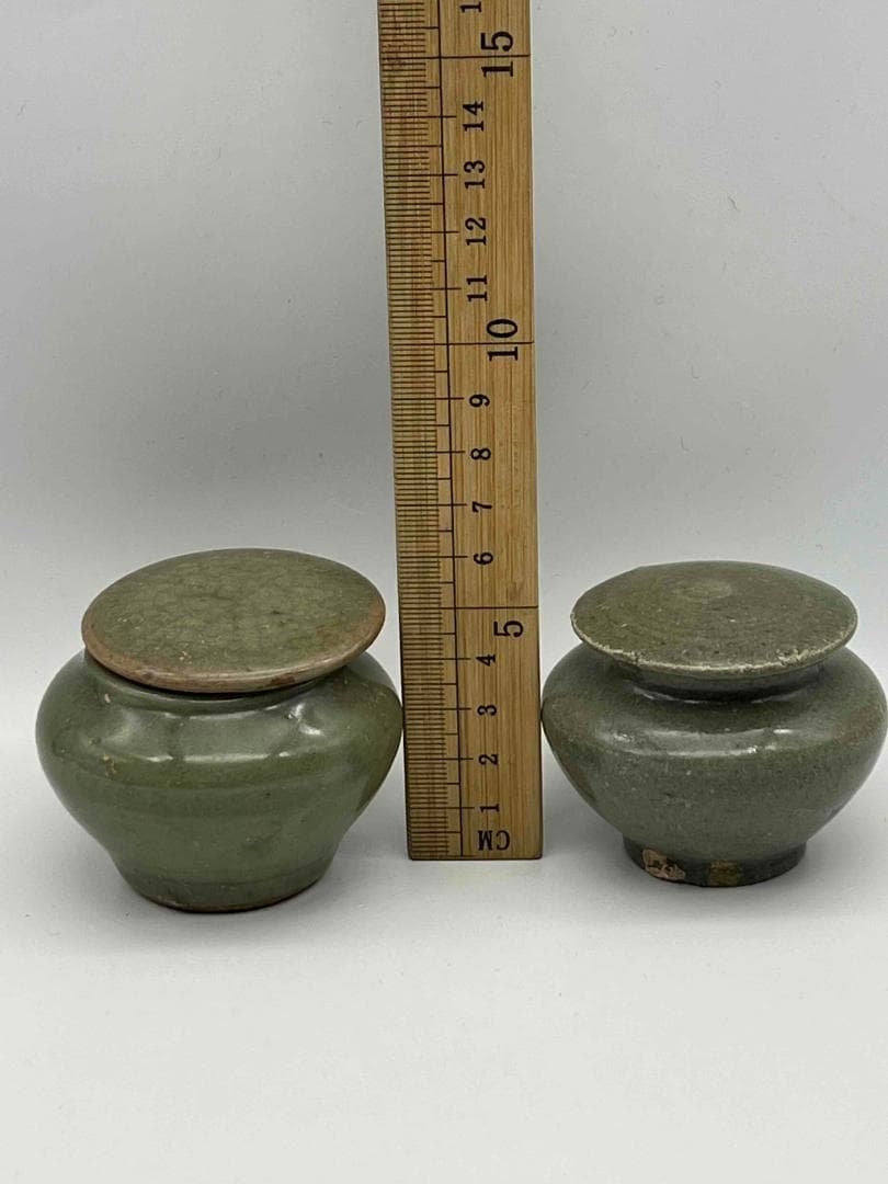 宋から元時代 青磁 龍泉窯刻花文壺　蓋付き　一対　茶入　茶道具(A-83)