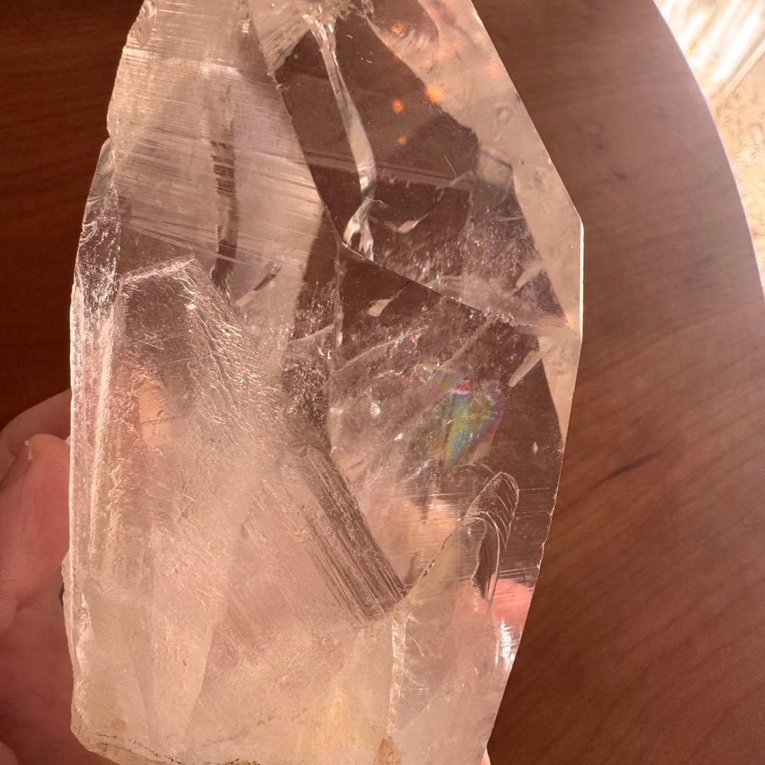 虹入りブラジル産水晶原石　台座付き　約800グラム