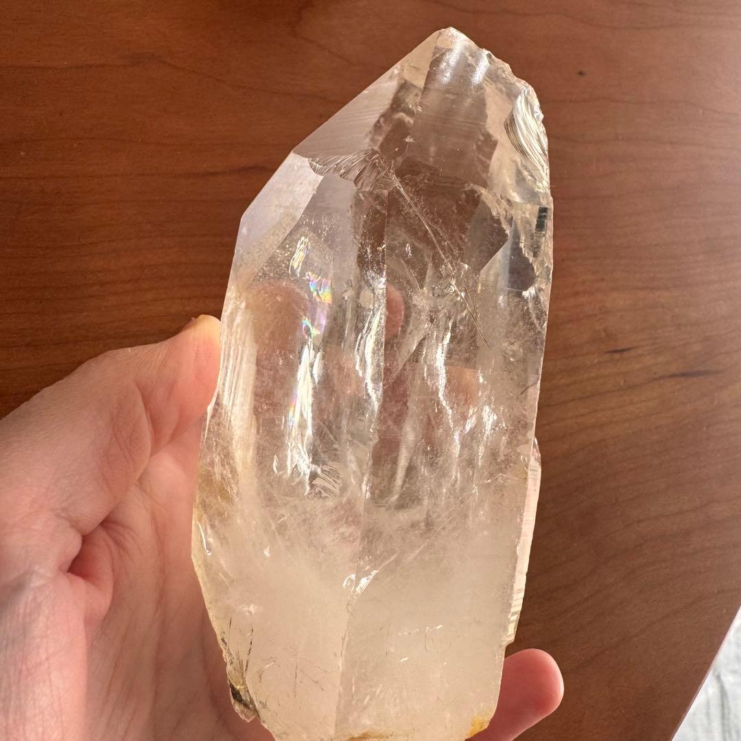 虹入りブラジル産水晶原石　台座付き　約800グラム