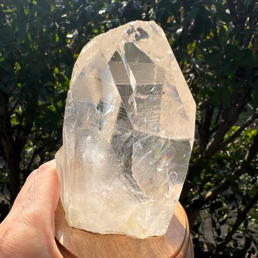 虹入りブラジル産水晶原石　台座付き　約800グラム