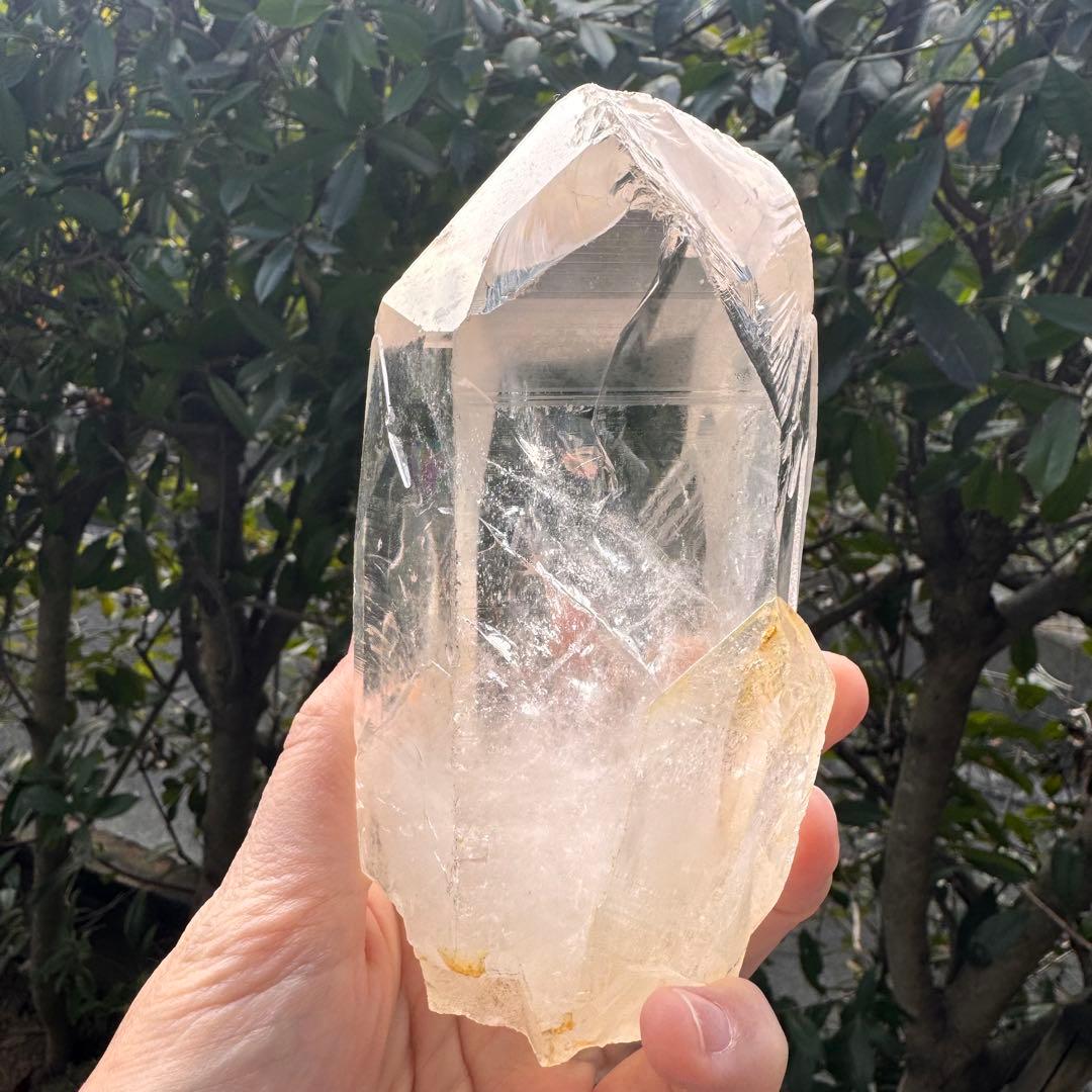 虹入りブラジル産水晶原石　台座付き　約800グラム