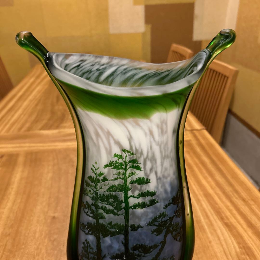 中国製　透かし彫刻花瓶　ガラス　緑松
