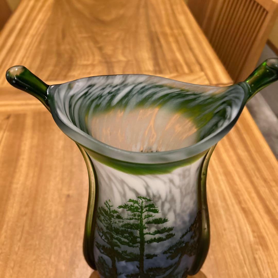 中国製　透かし彫刻花瓶　ガラス　緑松