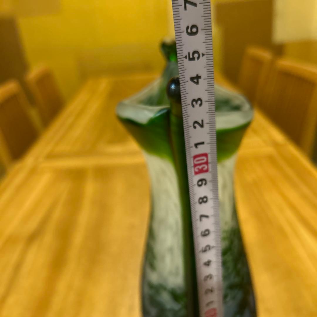 中国製　透かし彫刻花瓶　ガラス　緑松