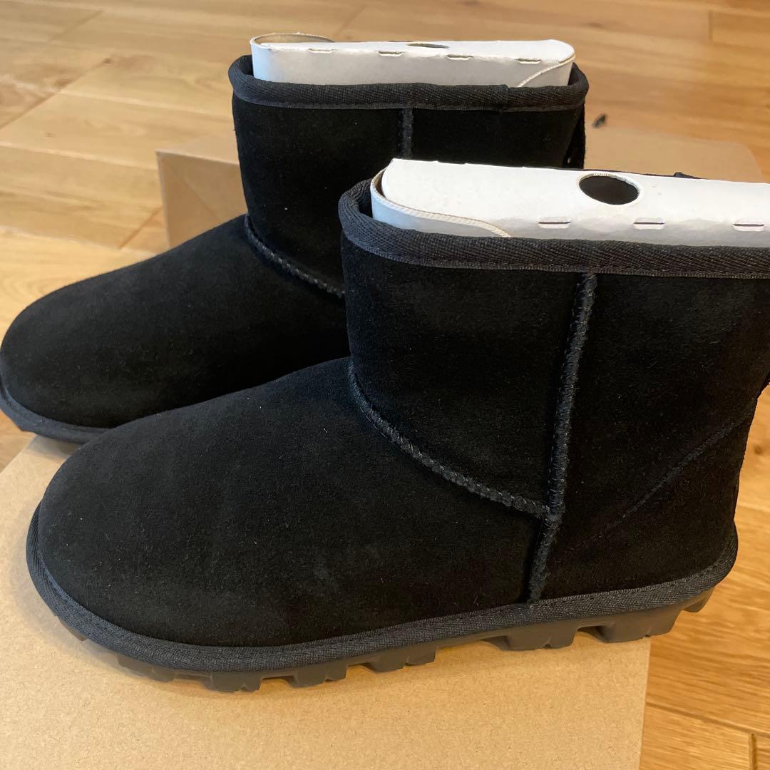 【新品未使用】UGG エッセンシャルミニ 黒色 US7 ムートンブーツ