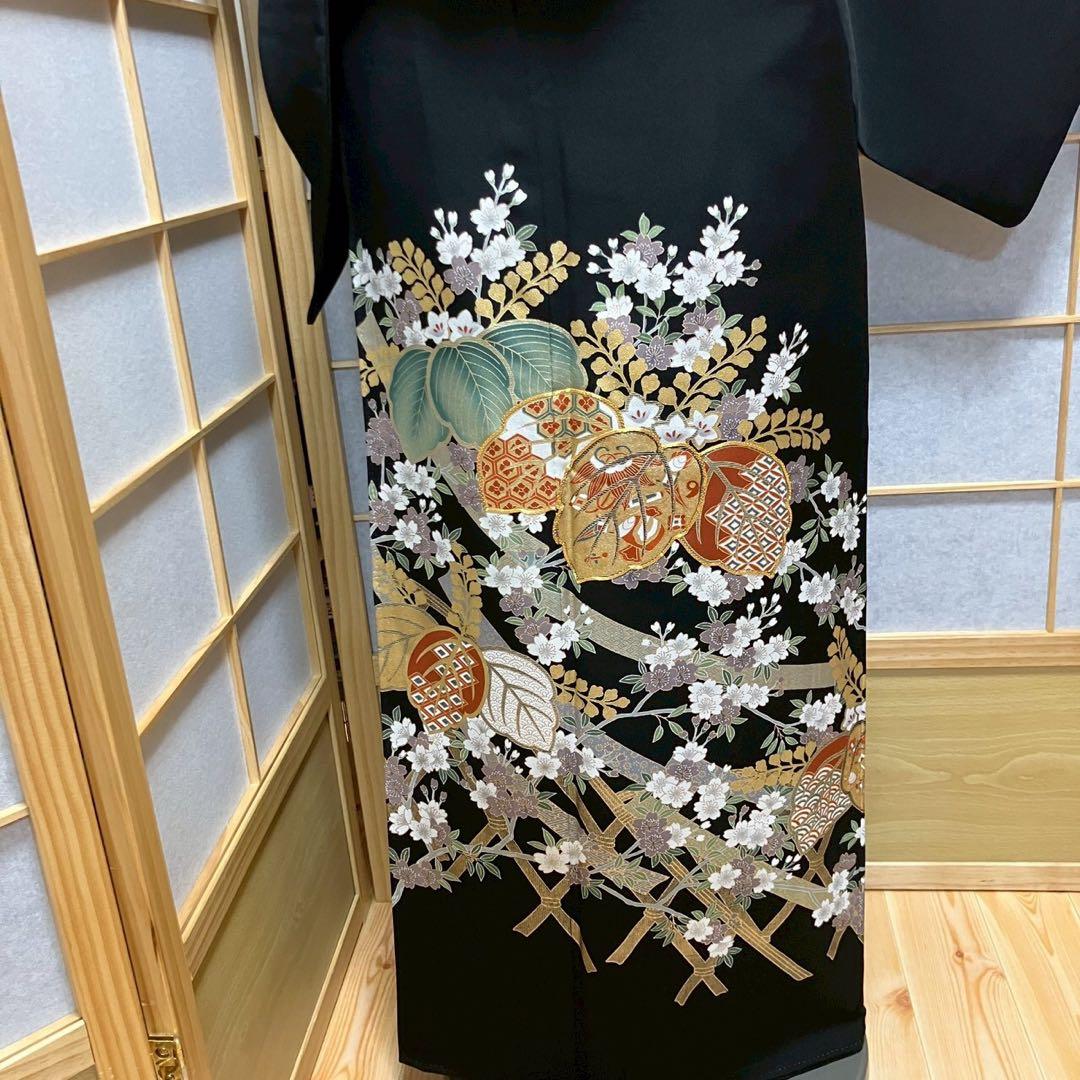 ［6455］黒留袖 美品 駒刺繍 金彩 比翼付 五つ紋 左三ツ巴 正絹 着物 袷