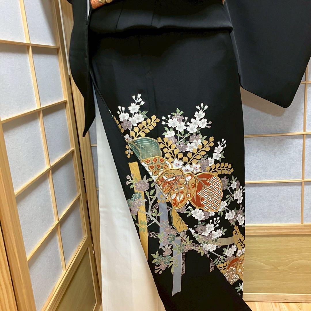 ［6455］黒留袖 美品 駒刺繍 金彩 比翼付 五つ紋 左三ツ巴 正絹 着物 袷