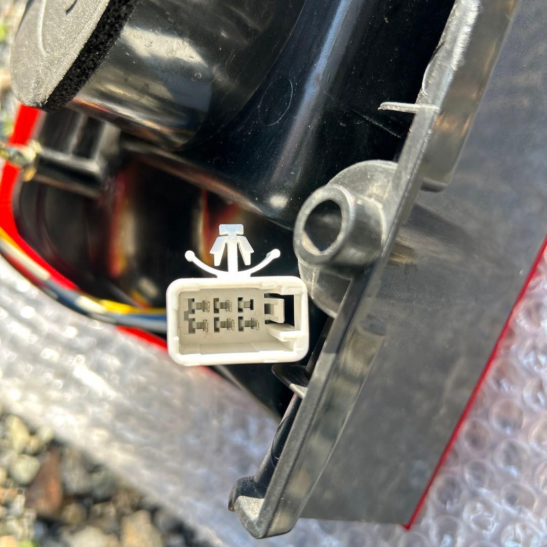 200系ハイエース　社外テールランプ　中古　右側