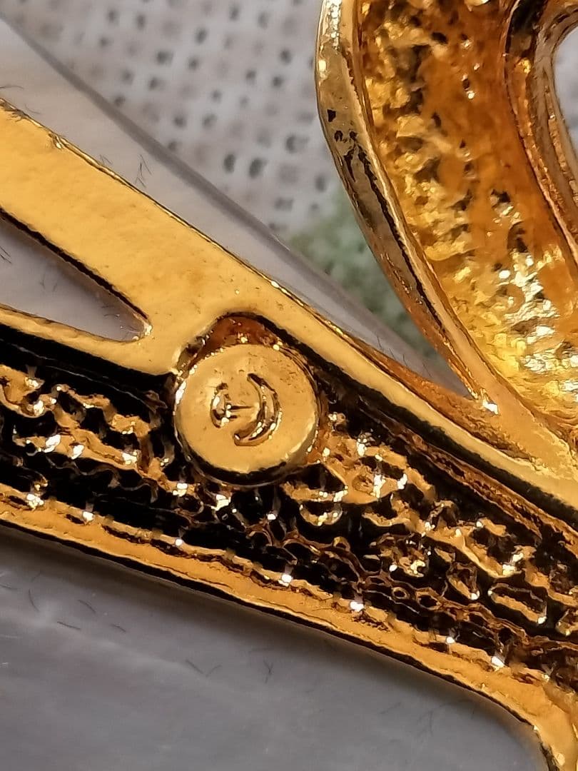 田崎白鳥デザインのブローチ