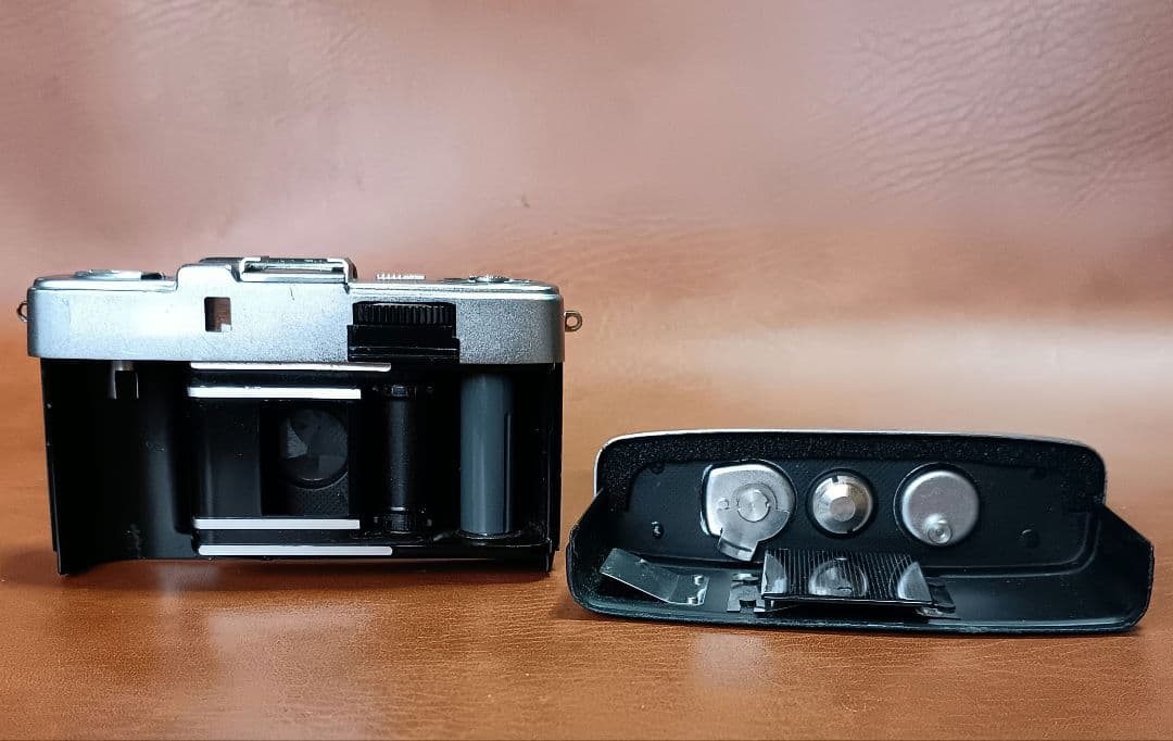 フィルムカメラ【重整備、完動品】オリンパスペンS2.8