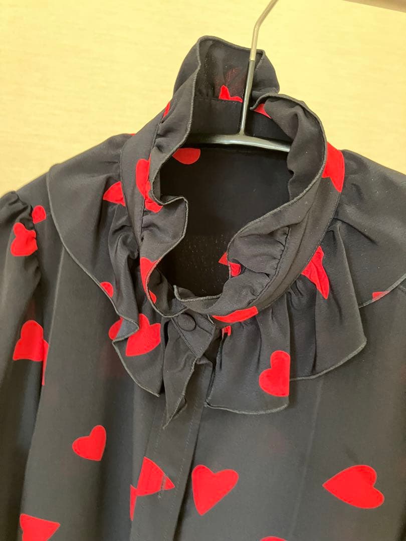 【LOULOU WILLOUGHBY】デシンハートプリントボウタイブラウス