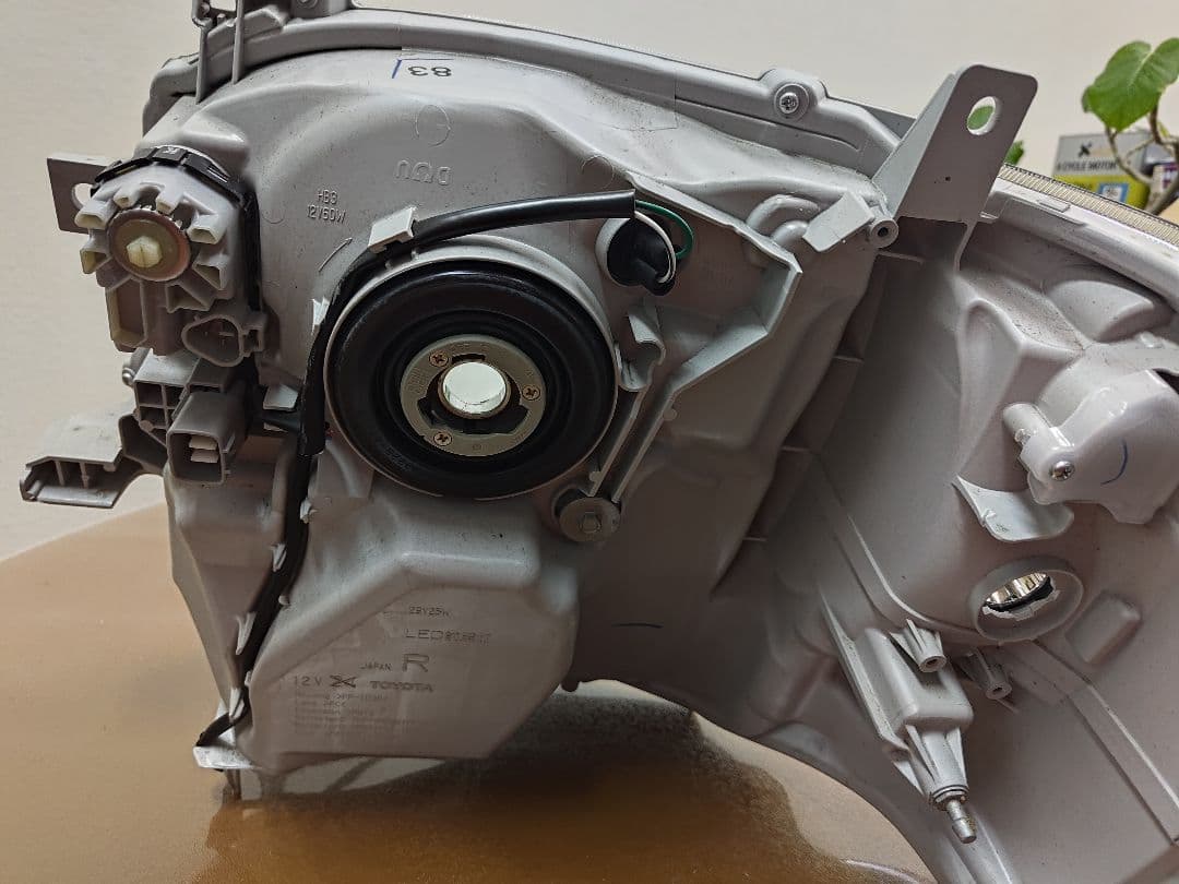 ハイエース純正LEDヘッドライト右側ジャンク　Koito26-137