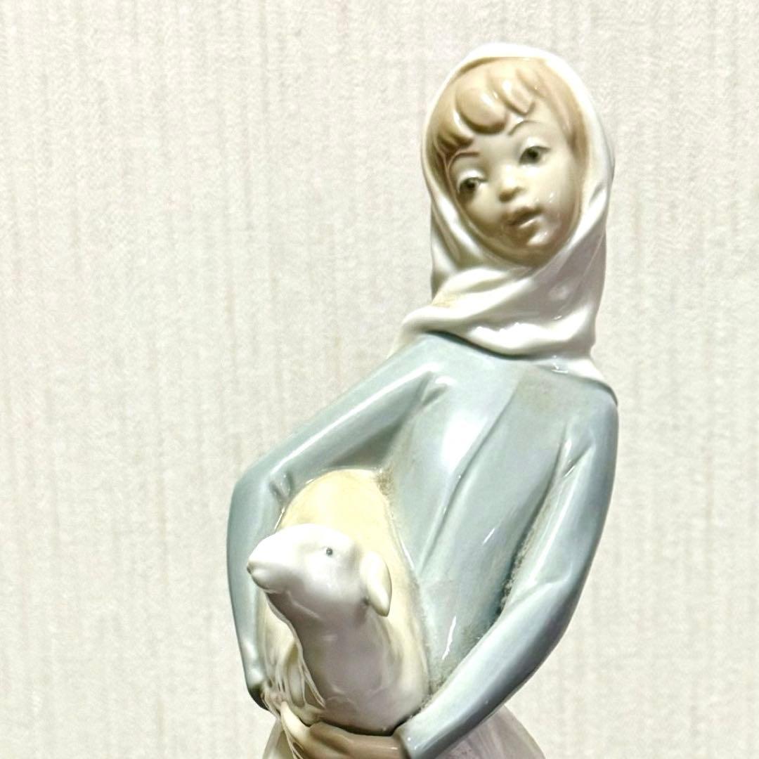 《Lladro》リヤドロ 陶器のフィギュリン ＊羊を抱いた少女　スペイン製