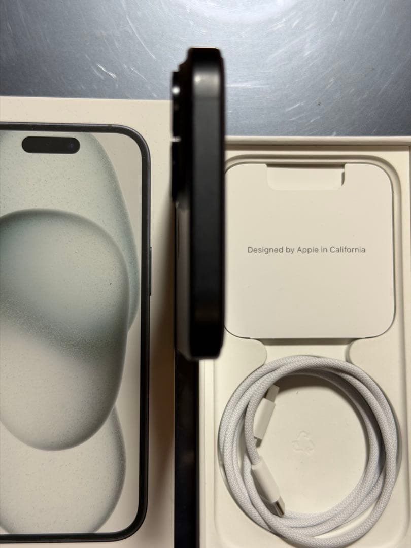 Apple iPhone 15 ブラック本体 充電ケーブル付き　SIMフリー