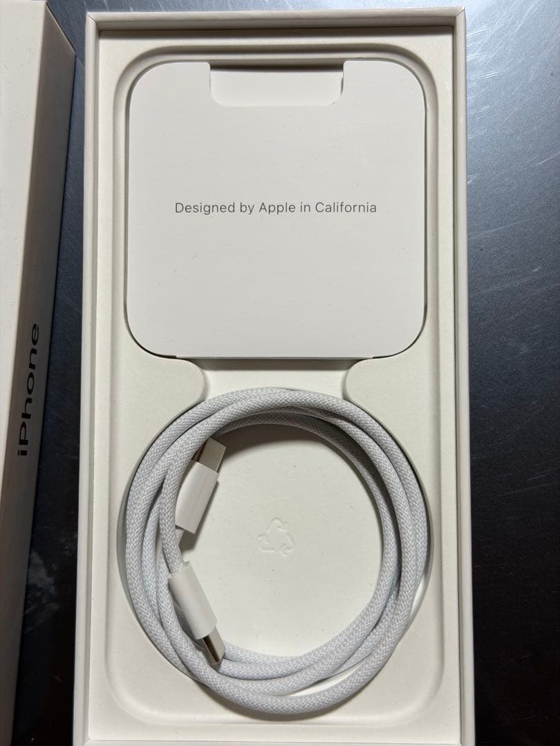 Apple iPhone 15 ブラック本体 充電ケーブル付き　SIMフリー