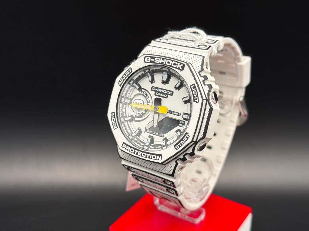 CASIO G-SHOCK マンガ　ホワイトGA-2100 白 新品 ラスト