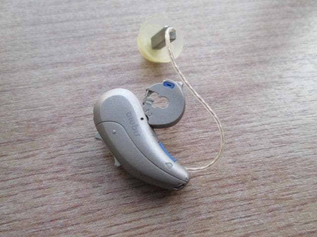 Siemens Signia イヤホン ケース付き左耳用耳掛け型修理必要激安
