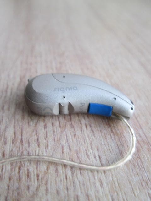 Siemens Signia イヤホン ケース付き左耳用耳掛け型修理必要激安