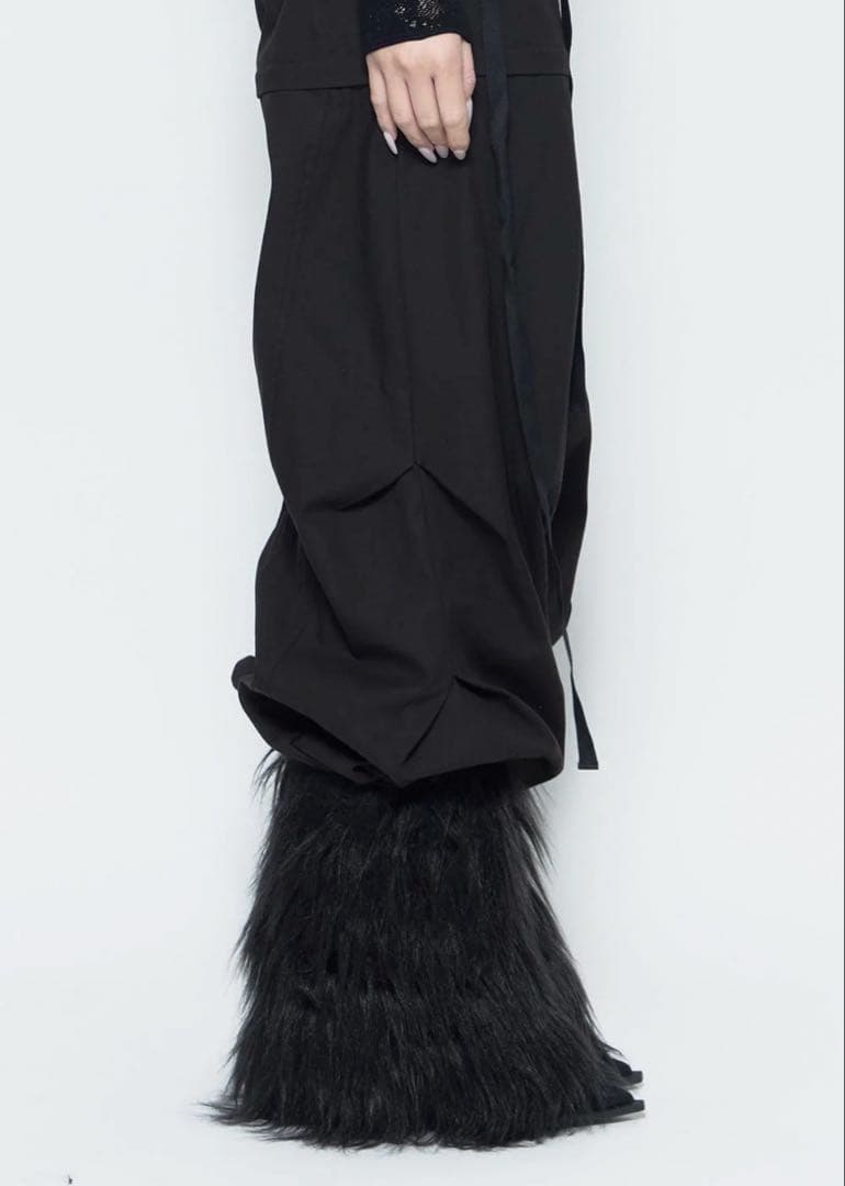 THEREDTHREAD ブラックファー付きブーツ