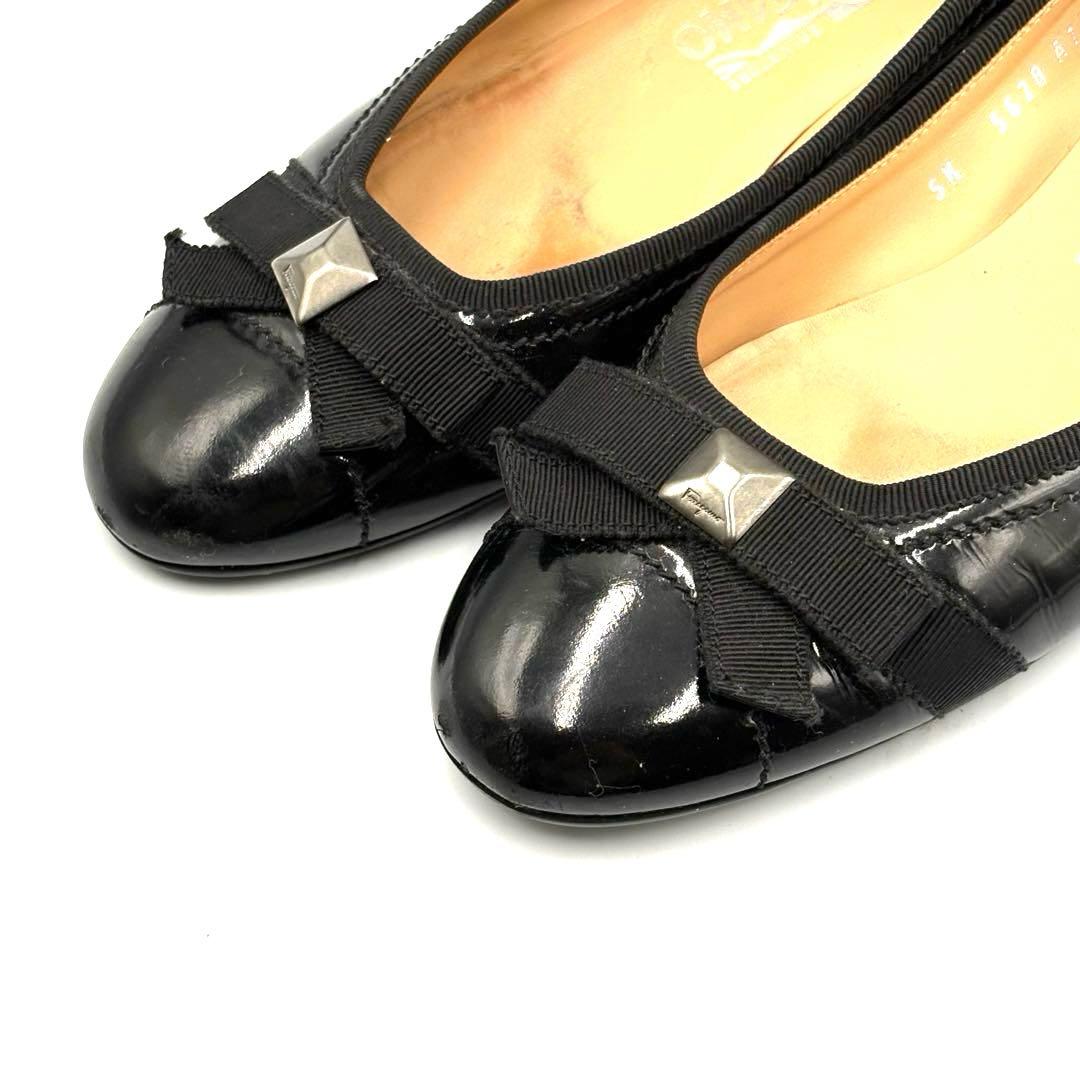 【超美品】フェラガモ　24.5 フラットシューズ　エナメル　黒　リボン