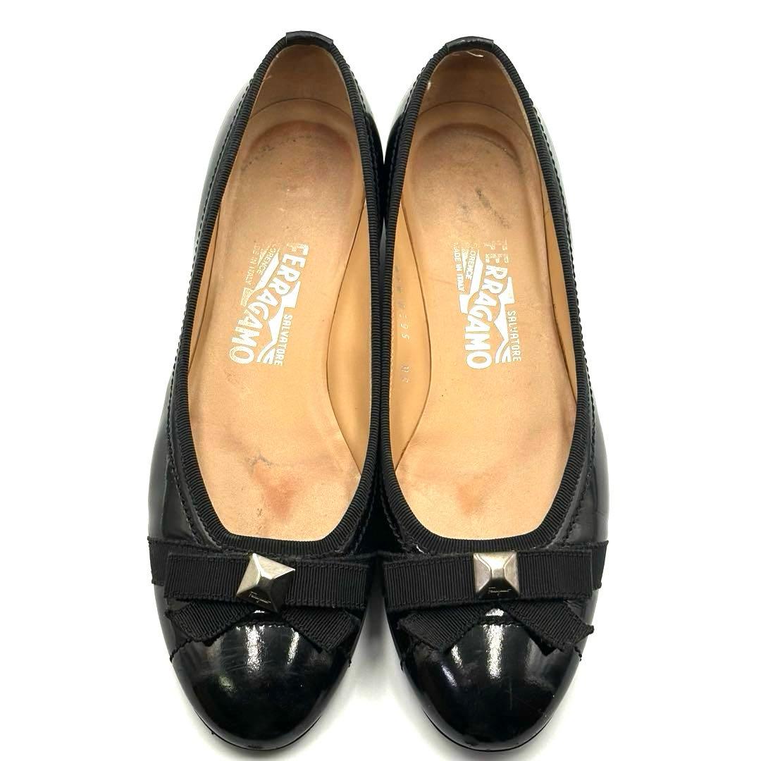 【超美品】フェラガモ　24.5 フラットシューズ　エナメル　黒　リボン