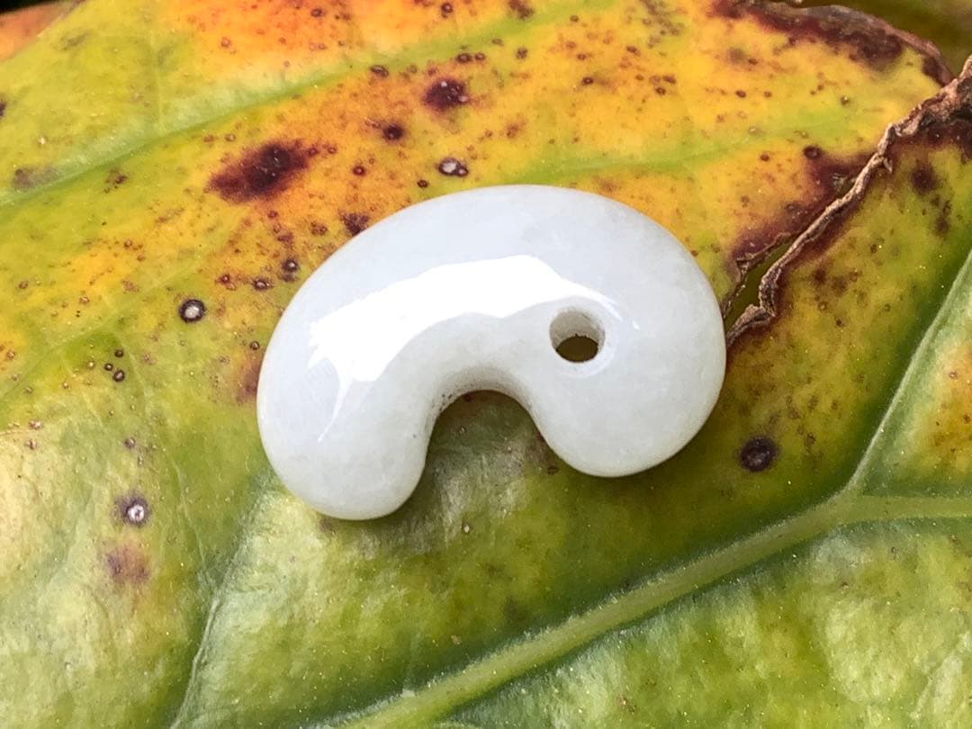 ✳極上‼️ お守りに　糸魚川翡翠勾玉アイスジェイド高額材料使用　鑑別書取得の極上品