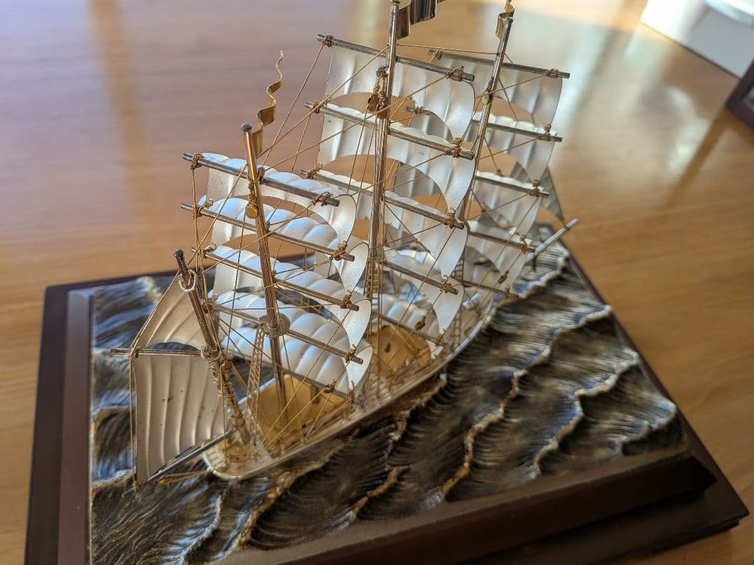 TAKEHIKO シルバーの帆船の置物 ガラスケース付き