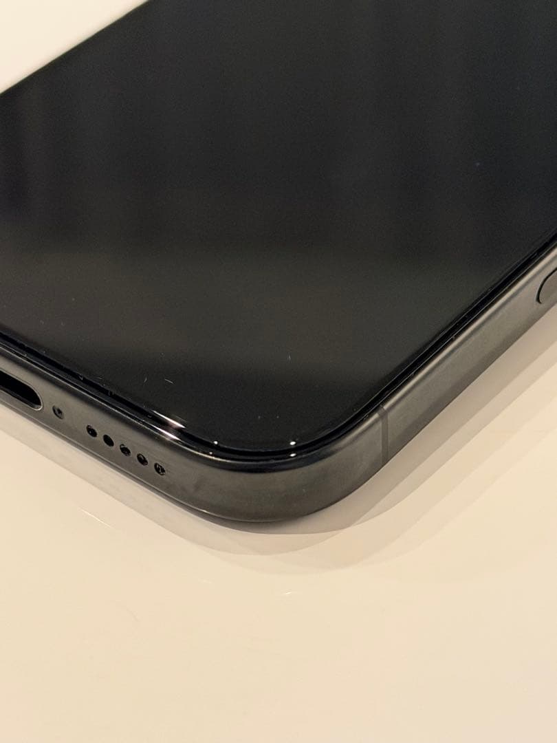 iPhone 16 Pro 256gb 画面上部小傷有り　ブラックチタン