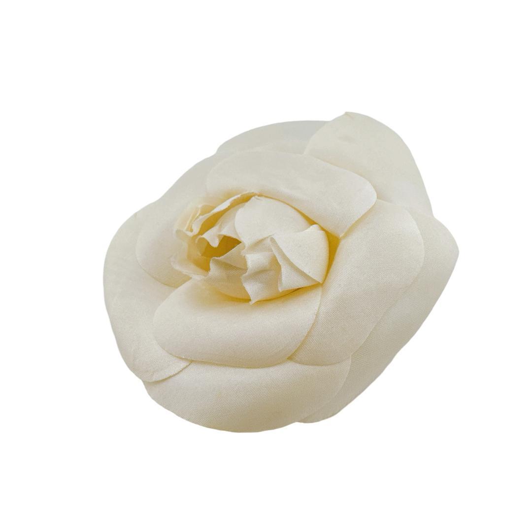 シャネル カメリア ピンバッジ コサージュ レディース アイボリー ホワイト