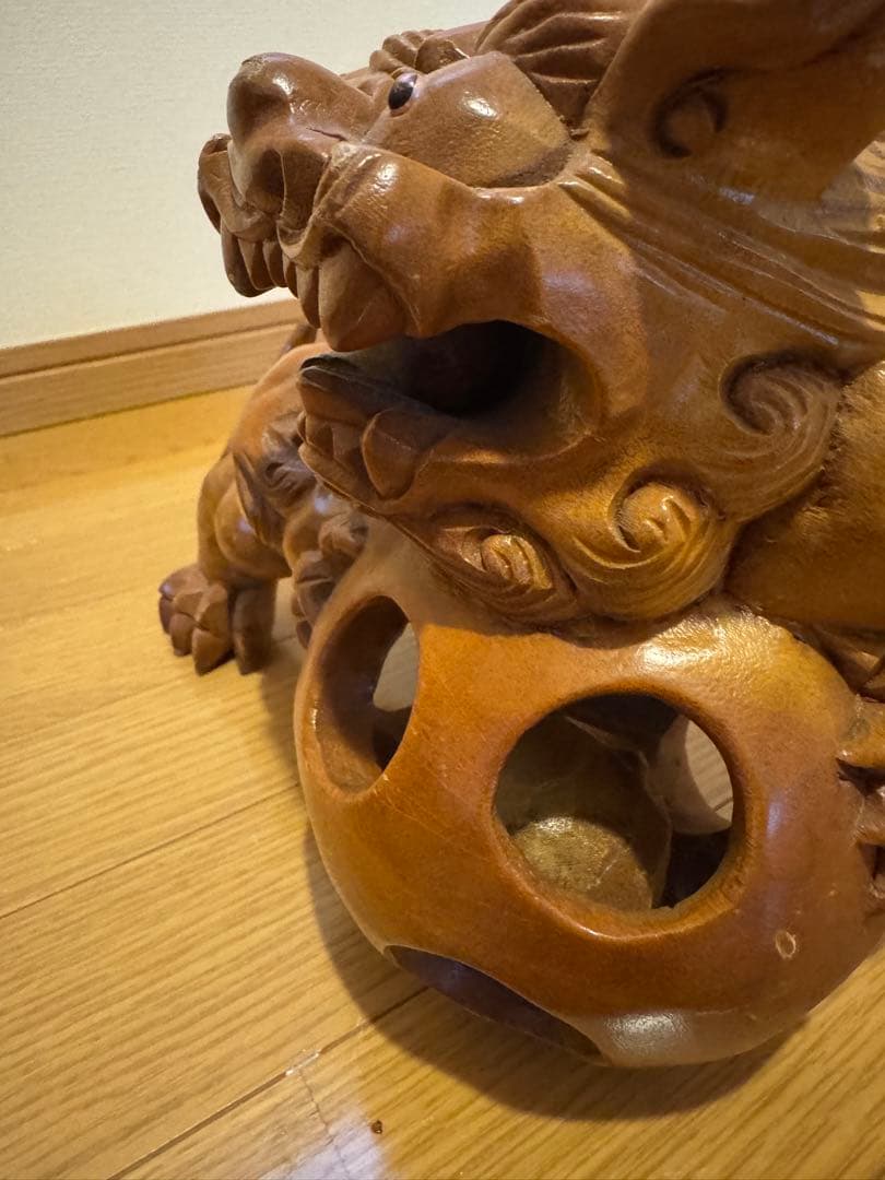 木彫りの玉乗り唐獅子（狛犬、シーサー）の置物