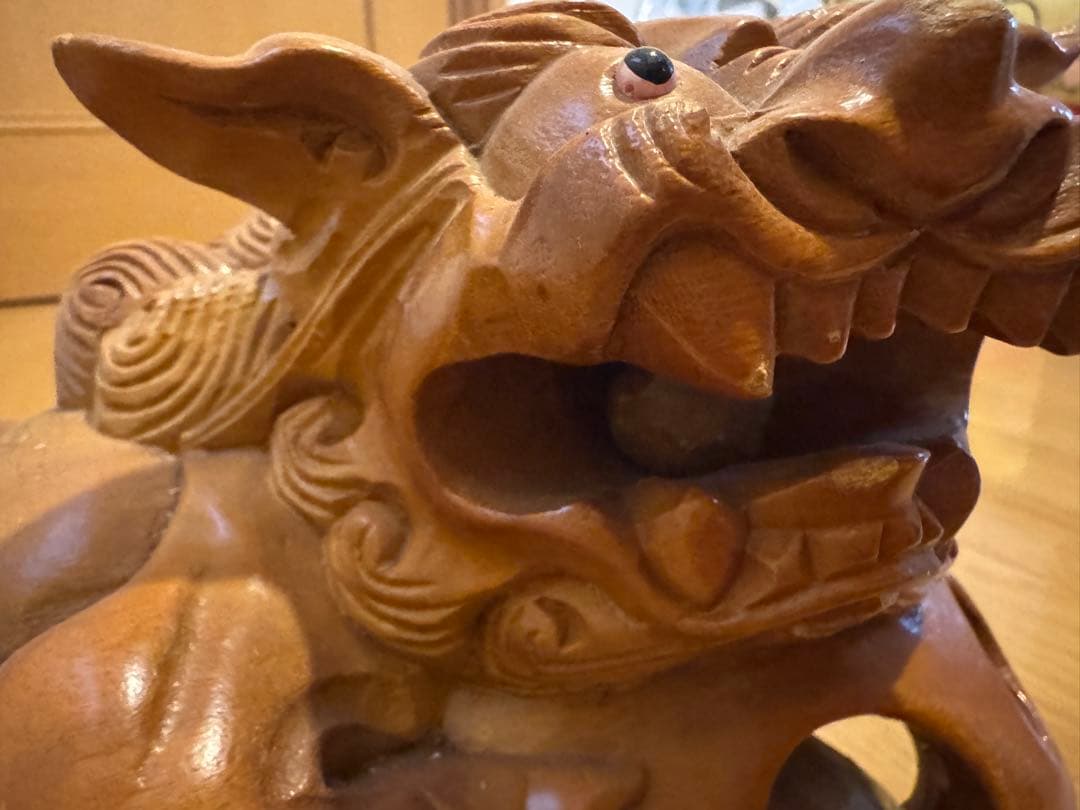 木彫りの玉乗り唐獅子（狛犬、シーサー）の置物