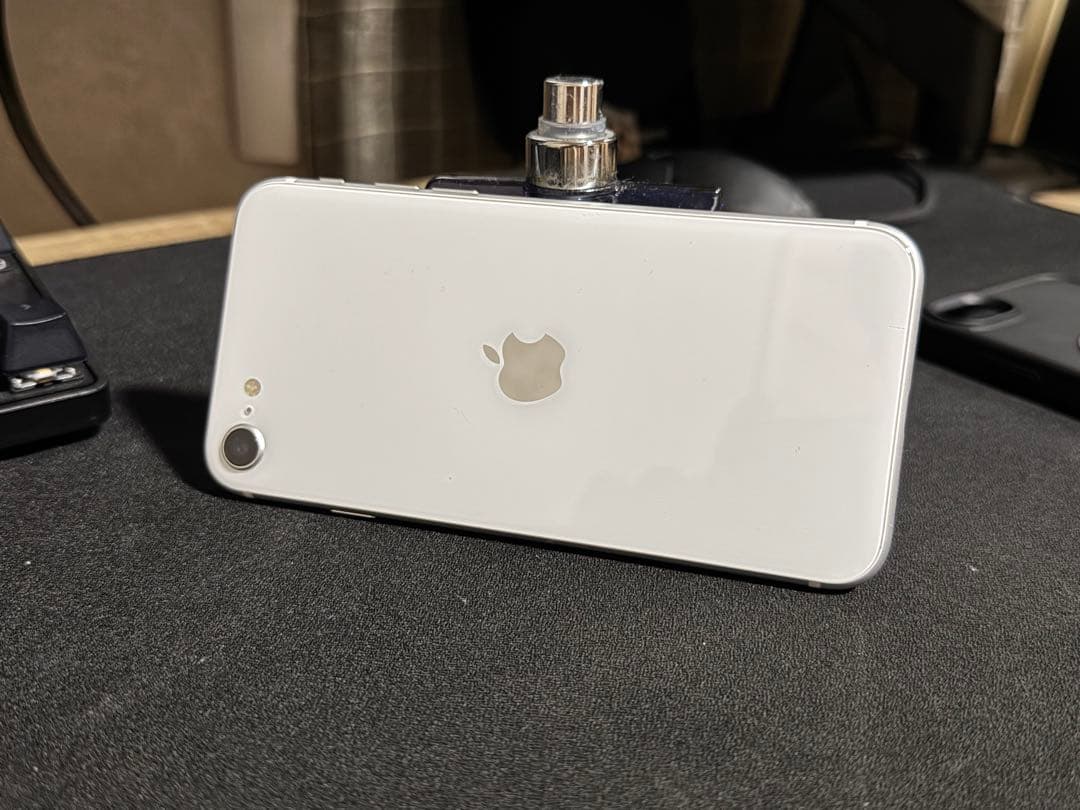 Apple iPhone SE2 ホワイト 本体 ケース付き