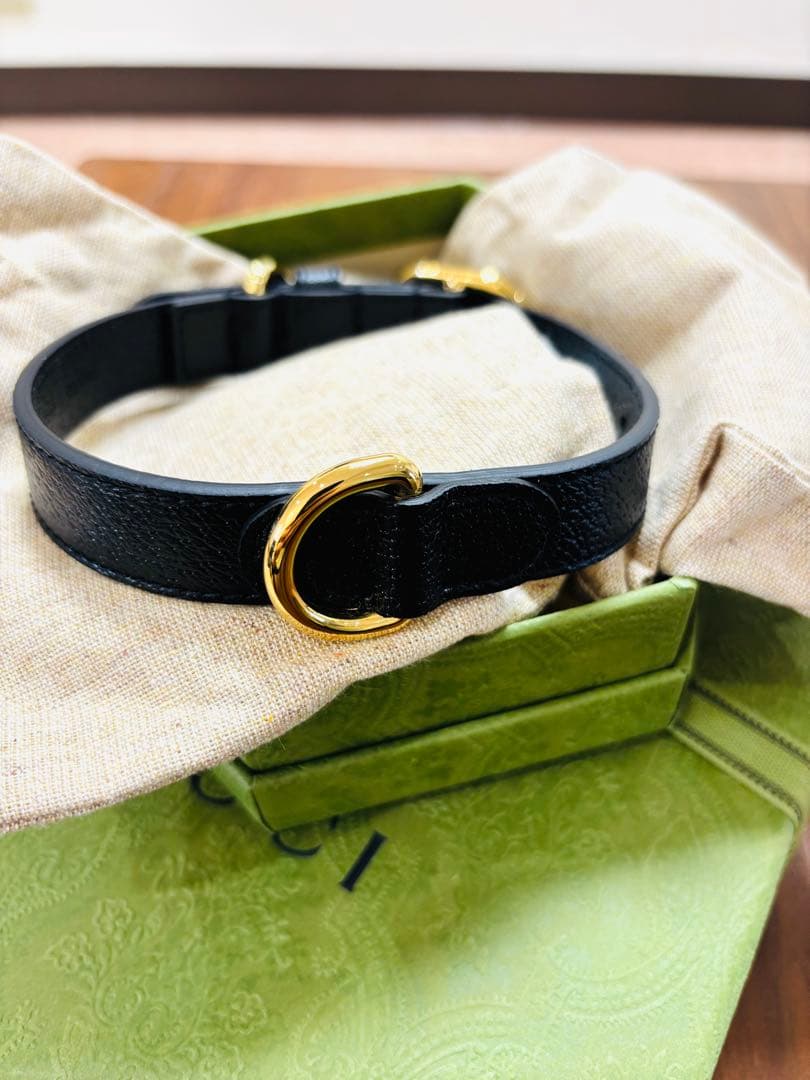 GUCCI 黒いレザー首輪 ゴールド金具付き