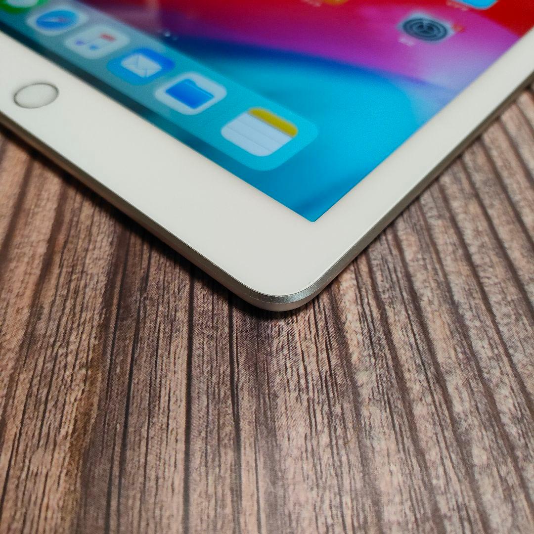iPad 第6世代 32GB シルバー SIMフリー 新品近い