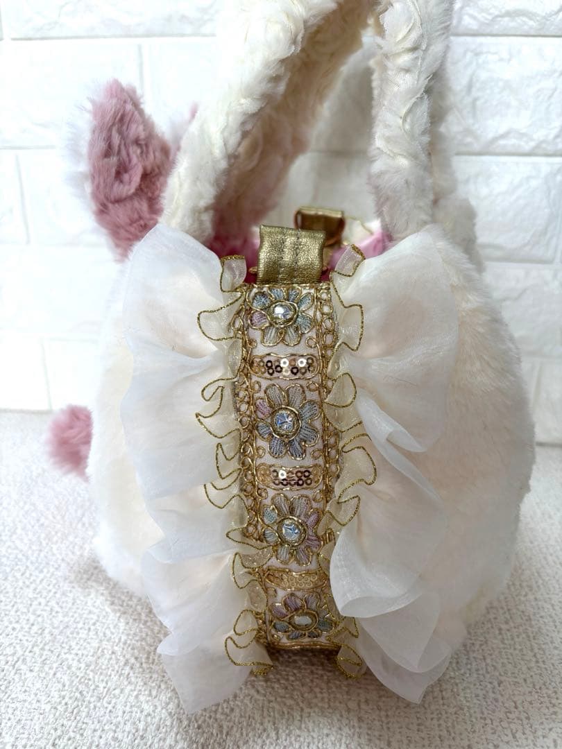 m*e様 コヤンイサムチョン　フリルファーバッグ 白　ピンクうさちゃん