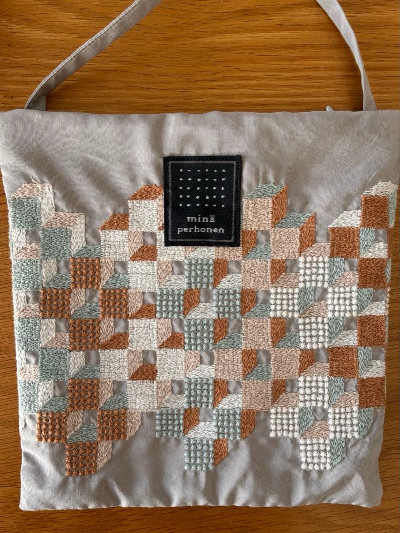 【美品】ミナペルホネン pocket bag kuutio light gray