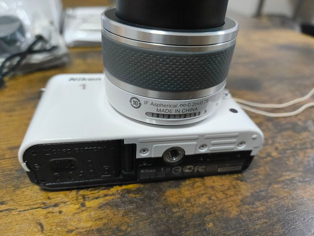 Nikon 1 J1 ミラーレスカメラ ホワイト