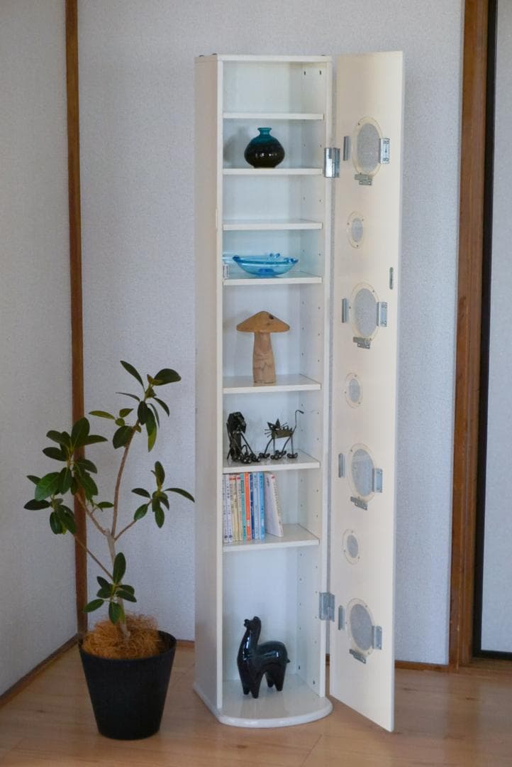 White Shelf / 丸窓