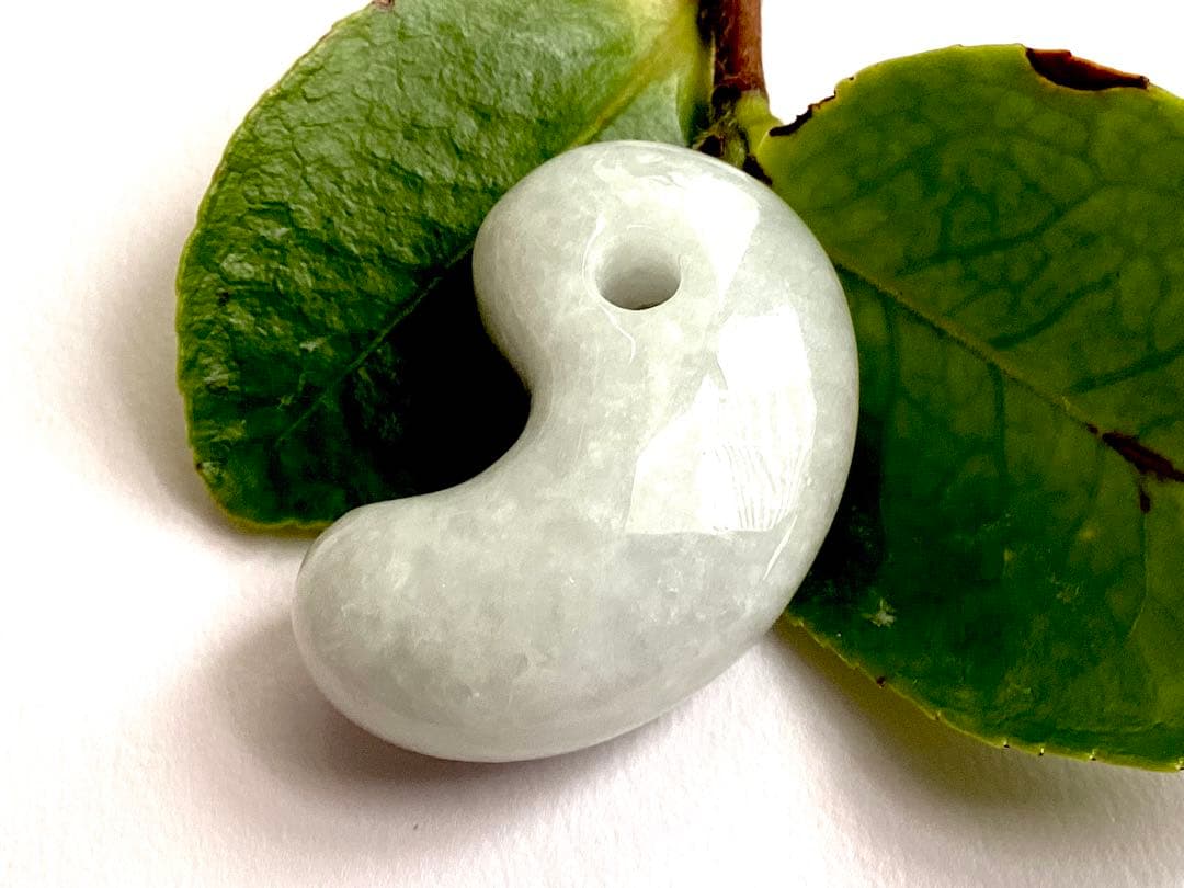 今回の原石大当たり‼️極上*氷*糸魚川翡翠勾玉アイスジェイド　幸運御守り　鑑別書付