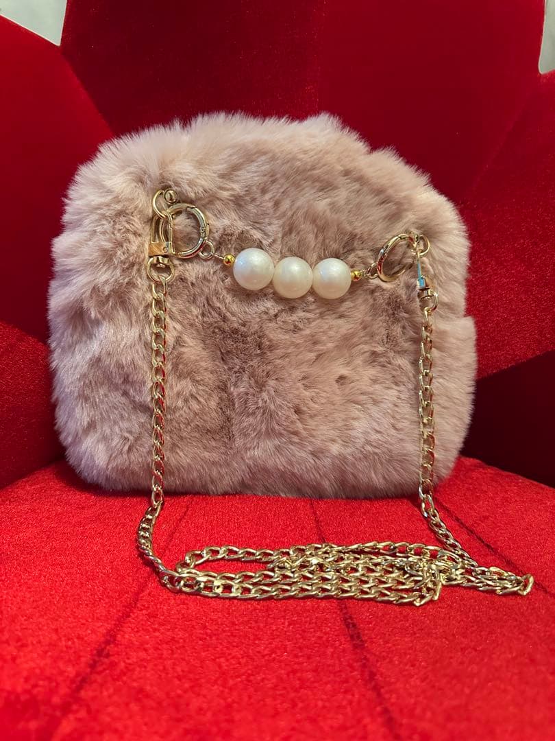 新品 Miu Miuノベルティ パール付き ファーチェーンバック