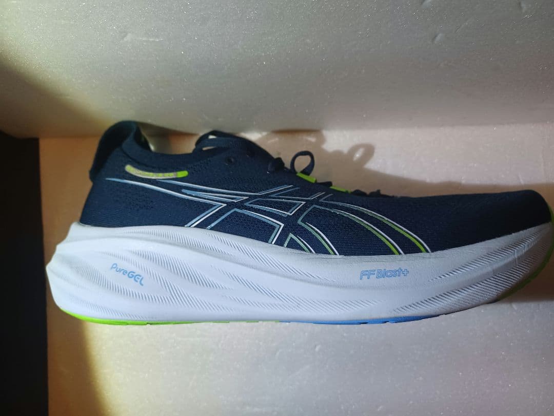 新品未使用　アシックスランニングシューズGEL-NIMBUS 26　27.5cm