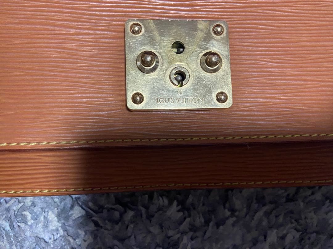 ルイヴィトン エピ モンソー 中古バック