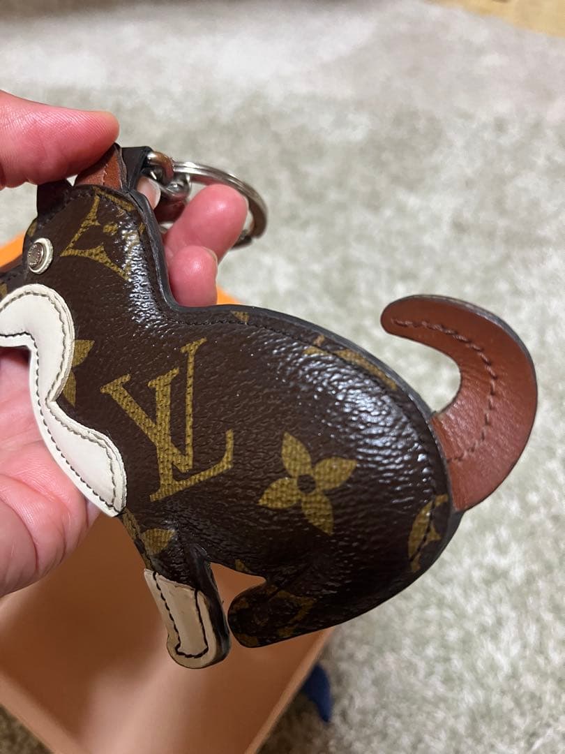 LOUIS VUITTON 犬型キーホルダー