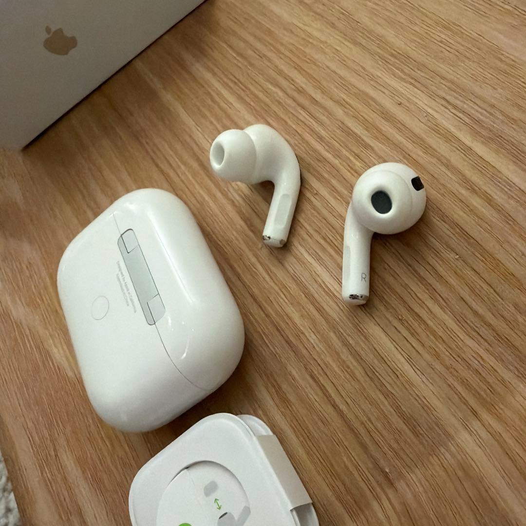 AirPods Pro 本体と充電ケース