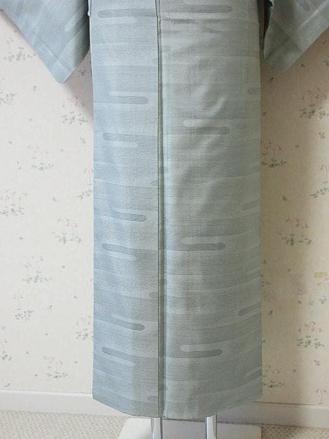 白大島紬：美品：横ランダムライン柄：淡いミントグリーン着物：袷正絹：P35