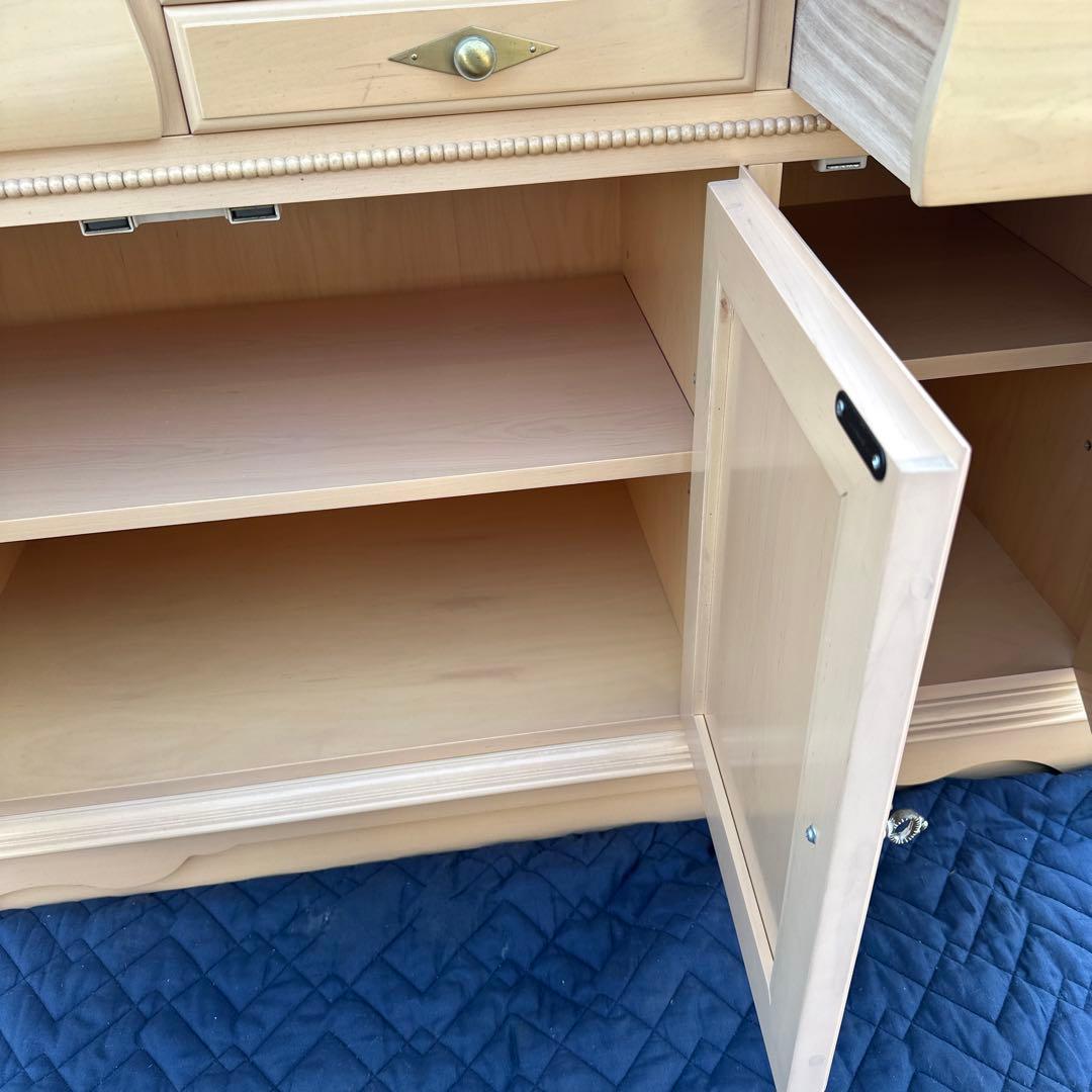 クリーム色の木製キャビネットリンホーリン大塚家具アメリカ