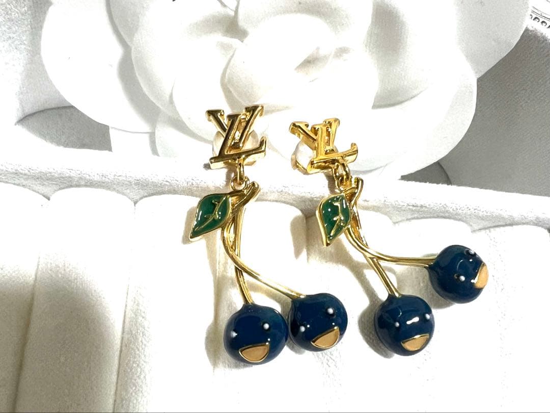 海外で買い集めた CCロゴブローチ ゴールド & チェーンイヤリング