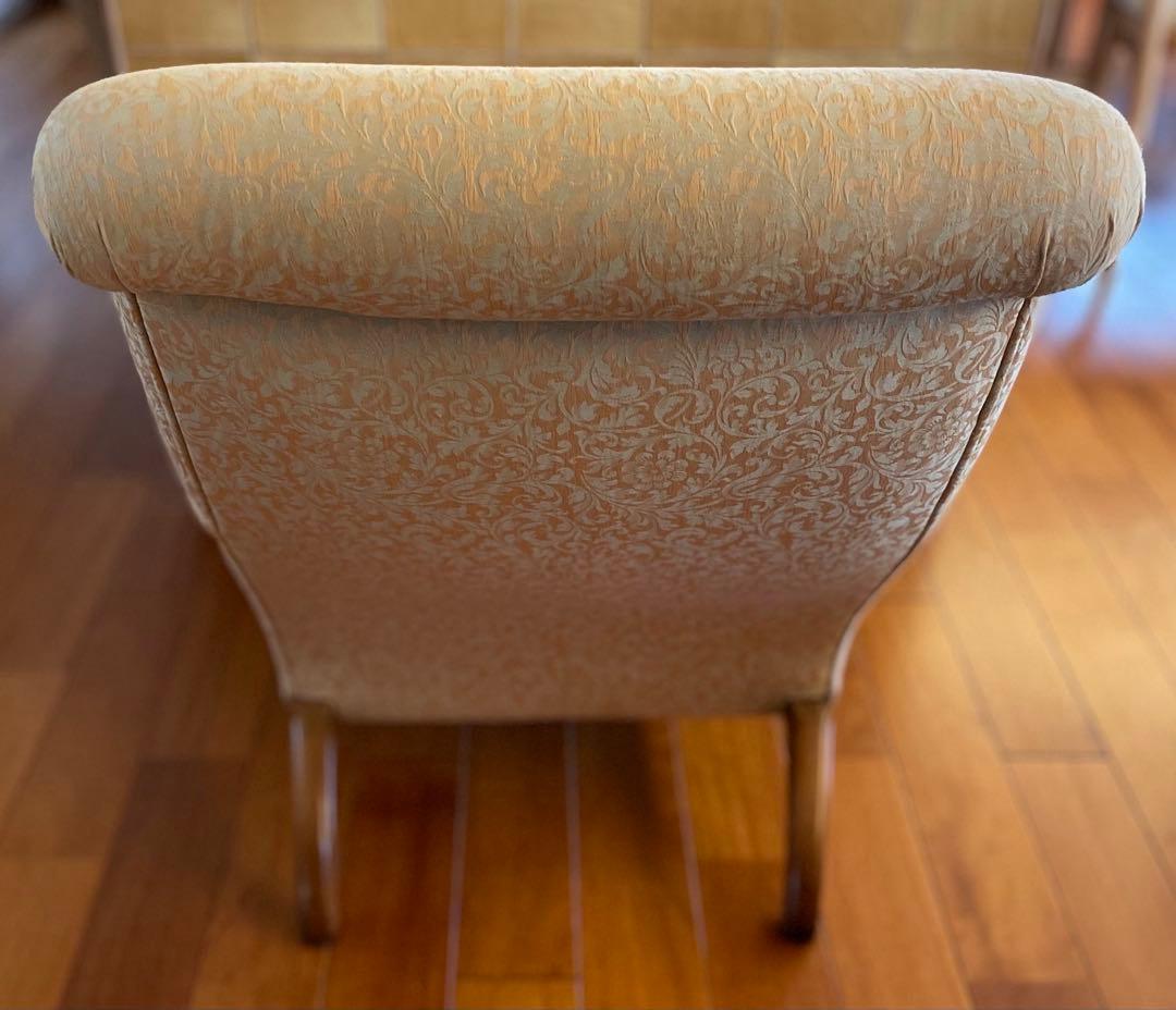 ベージュ色アームチェア(背もたれ付き)